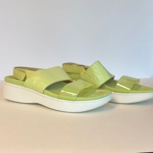 NWOB Vionic Karleen Light Green Sandals. Size 8
